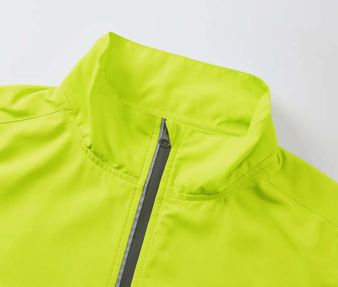  襟はスタンドカラー、顎を守るチンガード仕様、リフレクターテープ付き