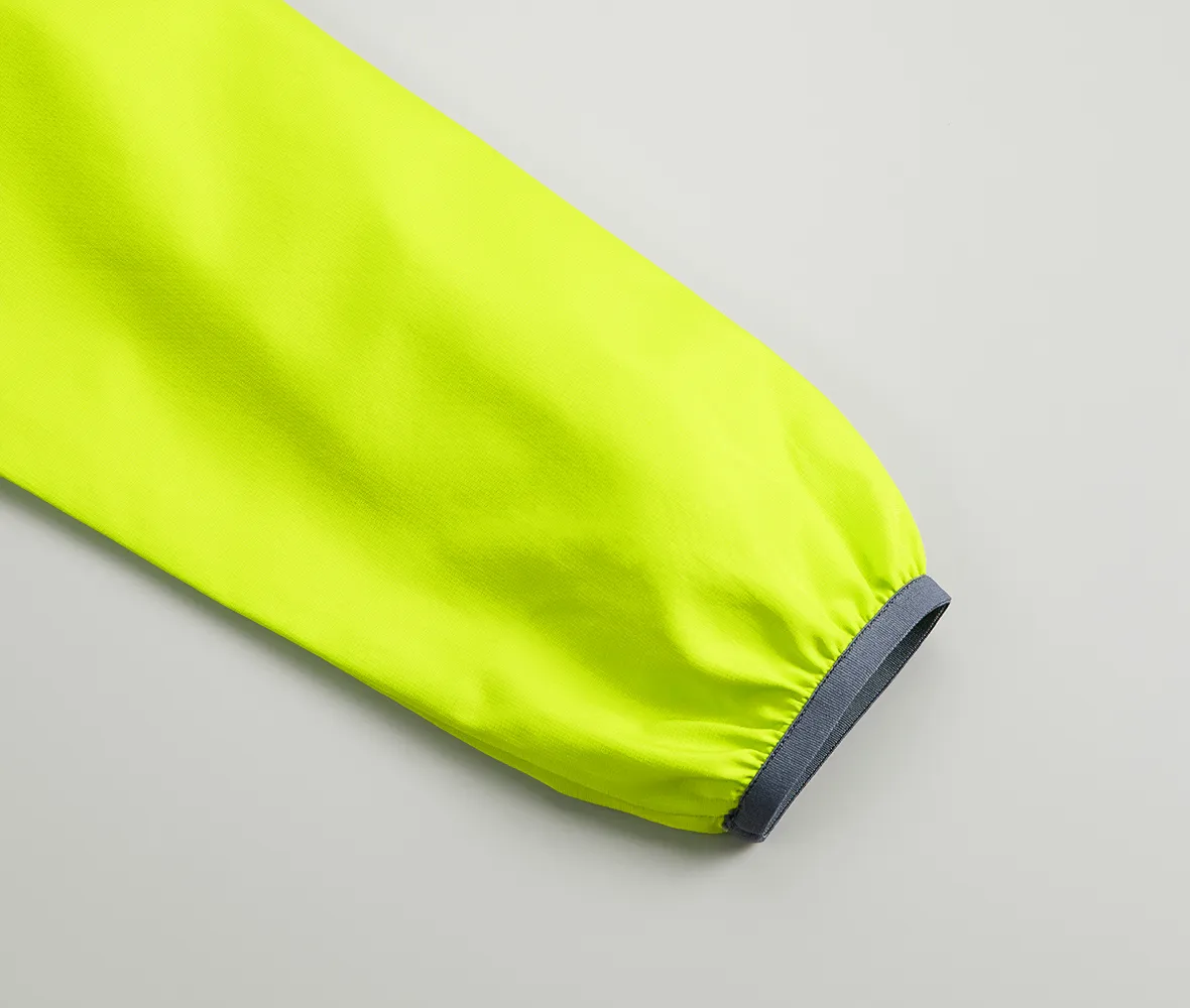 袖口は手首にフィットするストレッチバインダー仕様