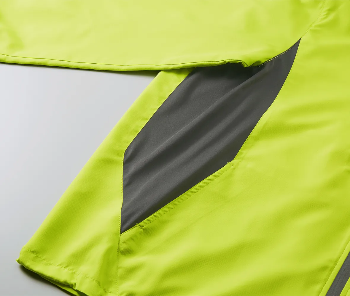 脇下には動きの妨げを防ぐストレッチ生地を採用、両サイドには便利なポケット付き