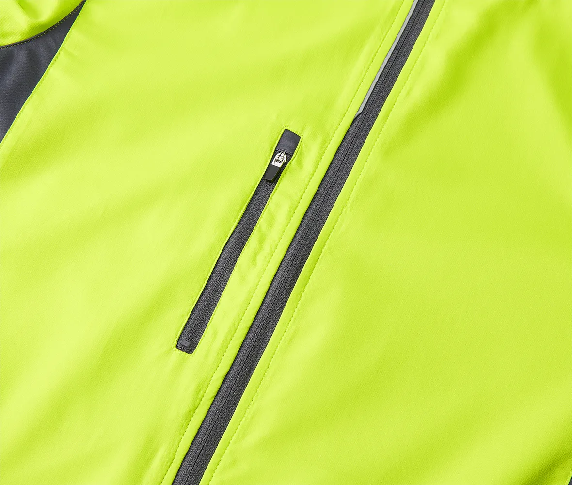 右胸にはファスナー付きポケット