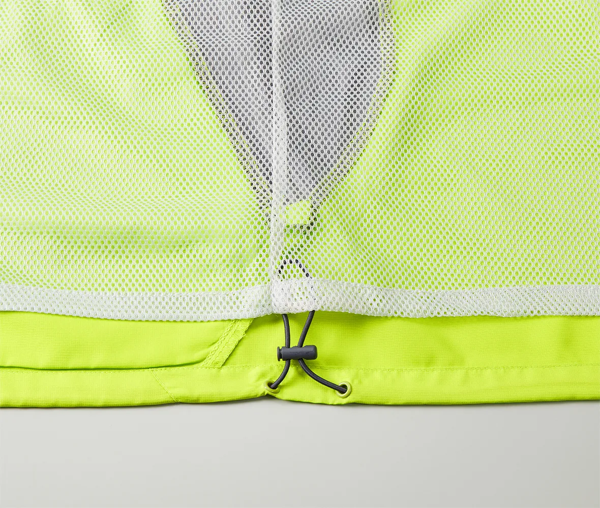 裾には、風の侵入やウエアのバタつきを調整できるストッパーとドローコード仕様