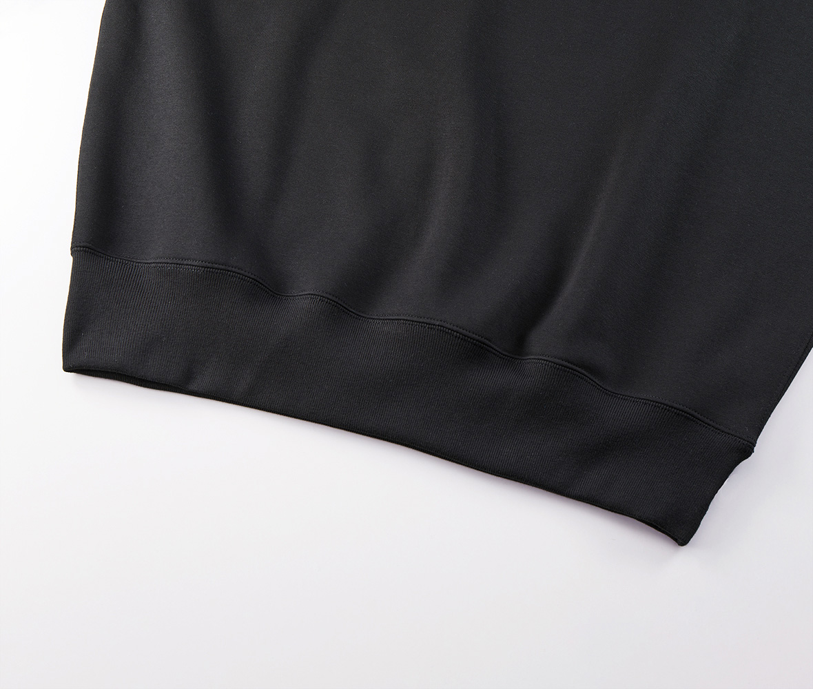 裾口のリブと身頃のシームラインは堅牢なダブルステッチ始末