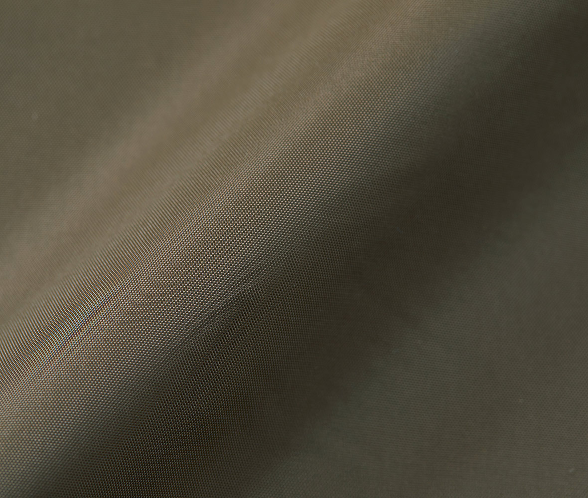 高級感あふれる光沢感とパリッとしたハリ感のあるタフタ生地