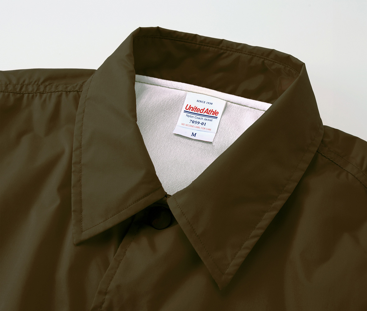 襟は立体的できれいなラインを実現する台襟仕様