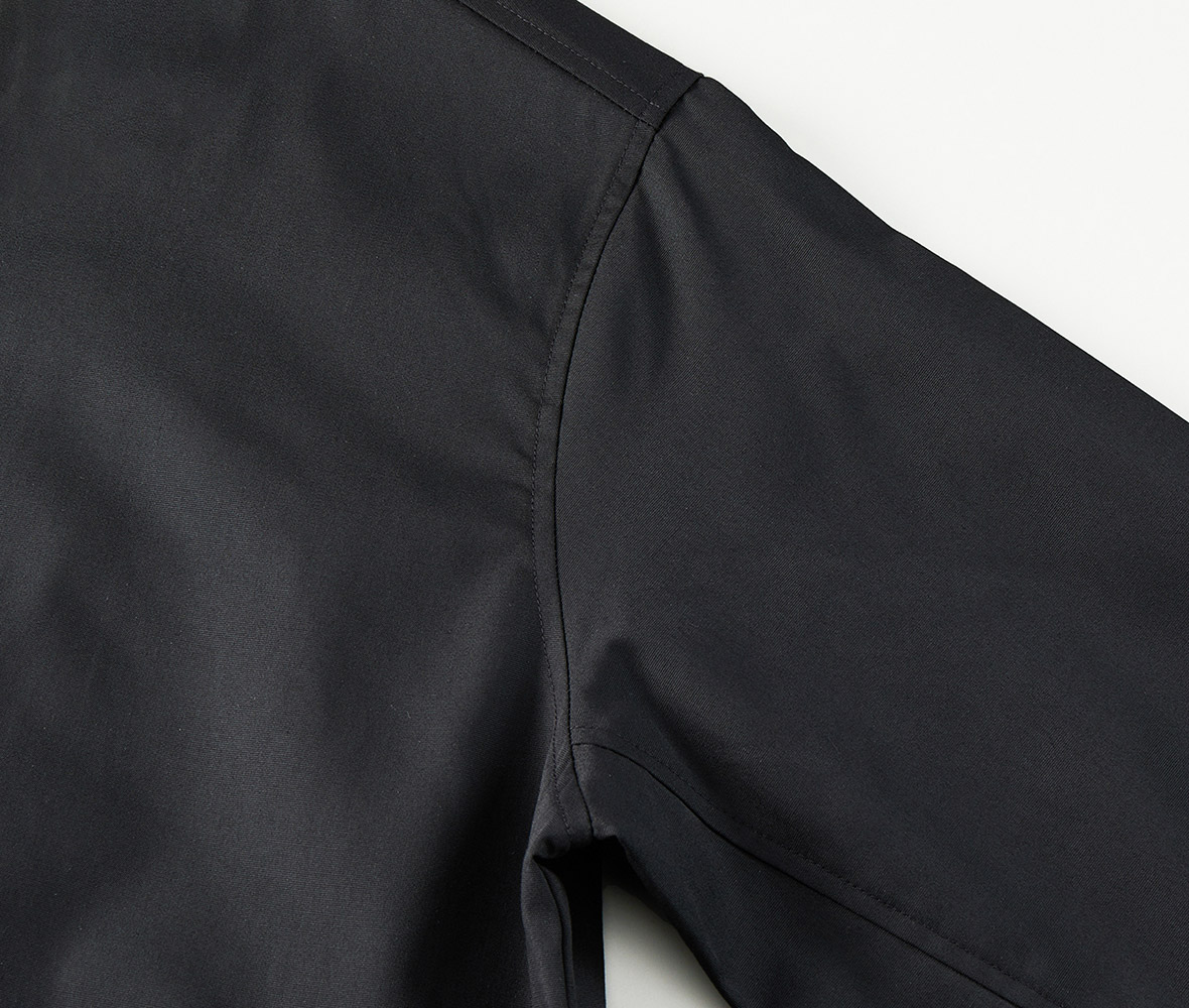 袖付けはセットインスリーブ仕様