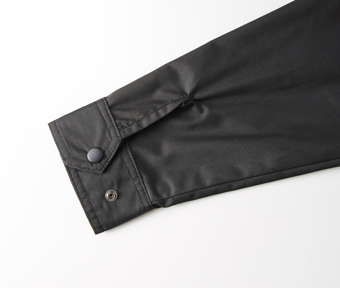 袖口はサイズ調節可能なアジャスター付き