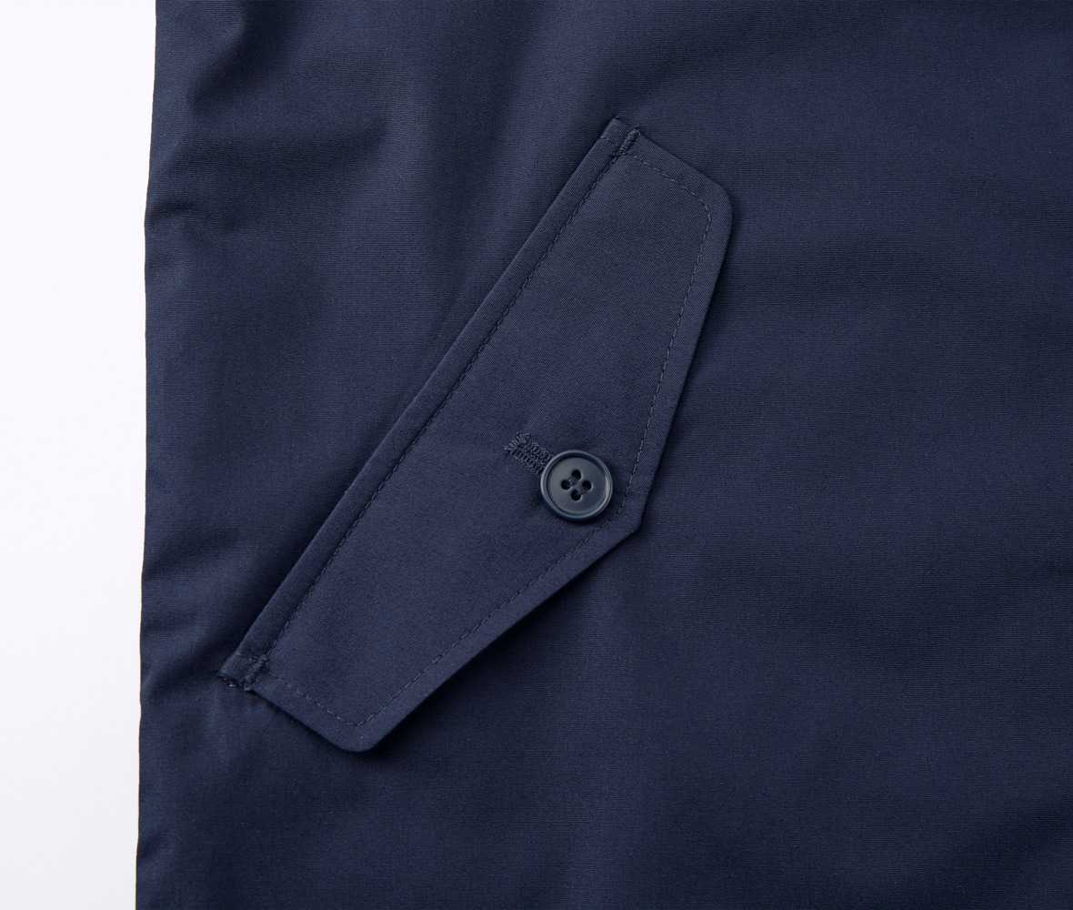 左右にはフラップ付きのポケット