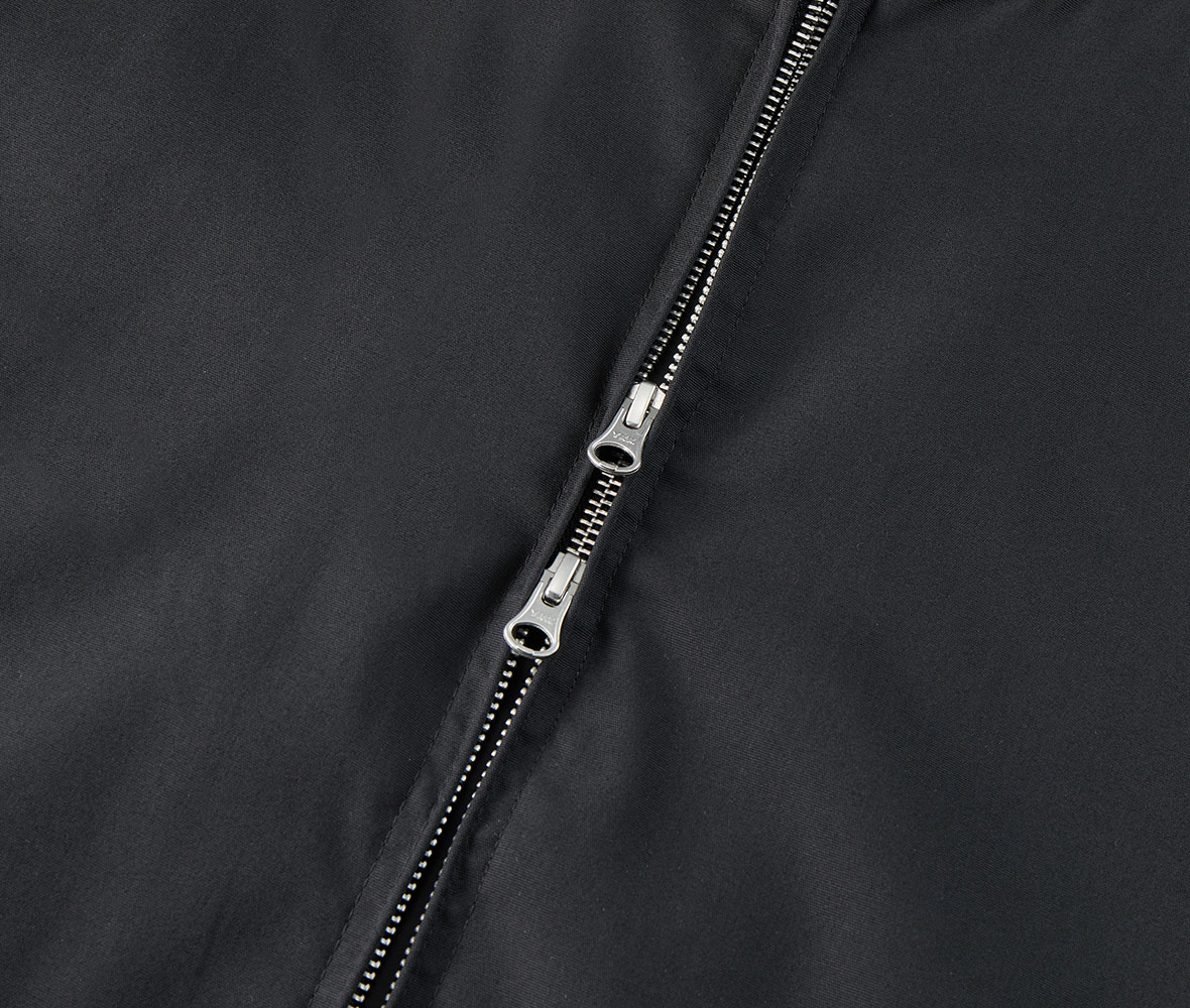 ファスナーはムシ隠し、YKK社製 DALH型ダブルスライダー仕様