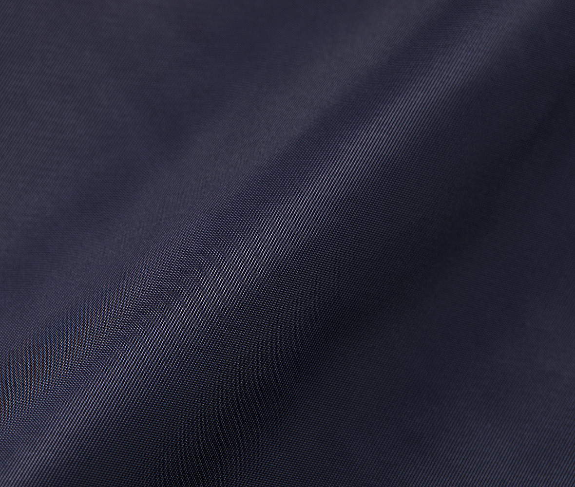 落ち着いた光沢で高級感のあるナイロンツイル生地