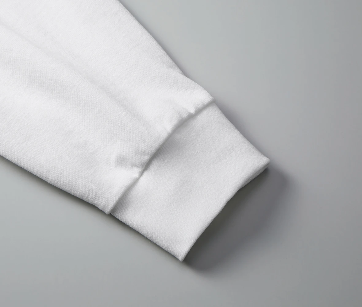 袖口は2.1インチ幅の長めなリブ仕様、ステッチを隠したミニマルなルックスが特長