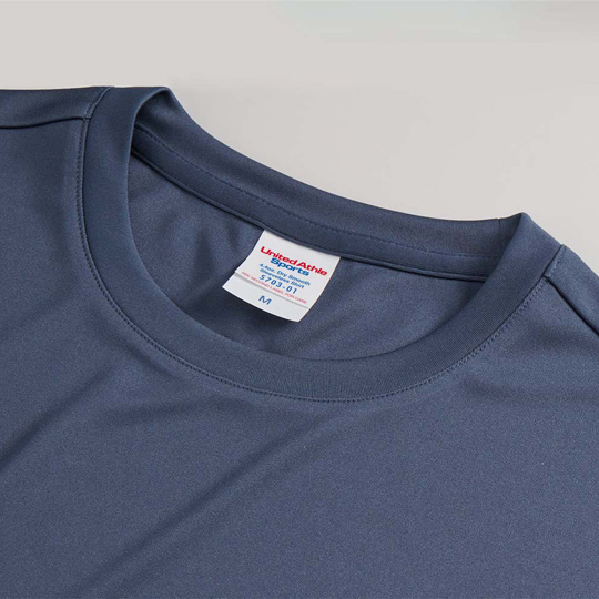 首もとは共生地仕様、強度を上げるためのコバステッチ仕上げ