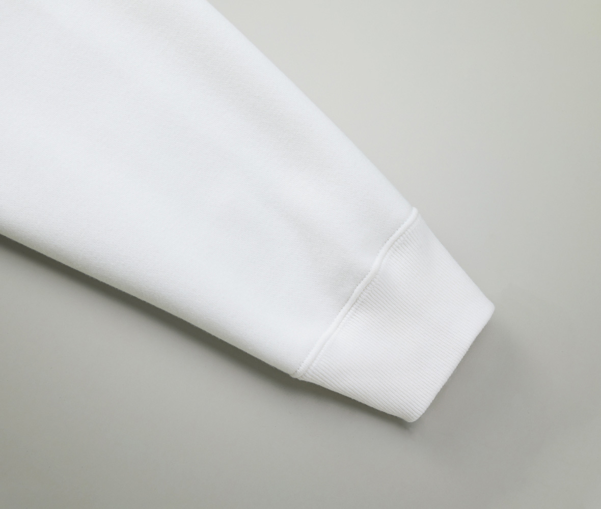 袖口はリブ仕様、シームラインは堅牢なまたぎ2本針始末