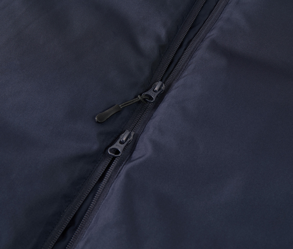 ファスナーはYKK社製 DALH型ダブルスライダーの裏使い仕様、引き手にはジッパータブ付き