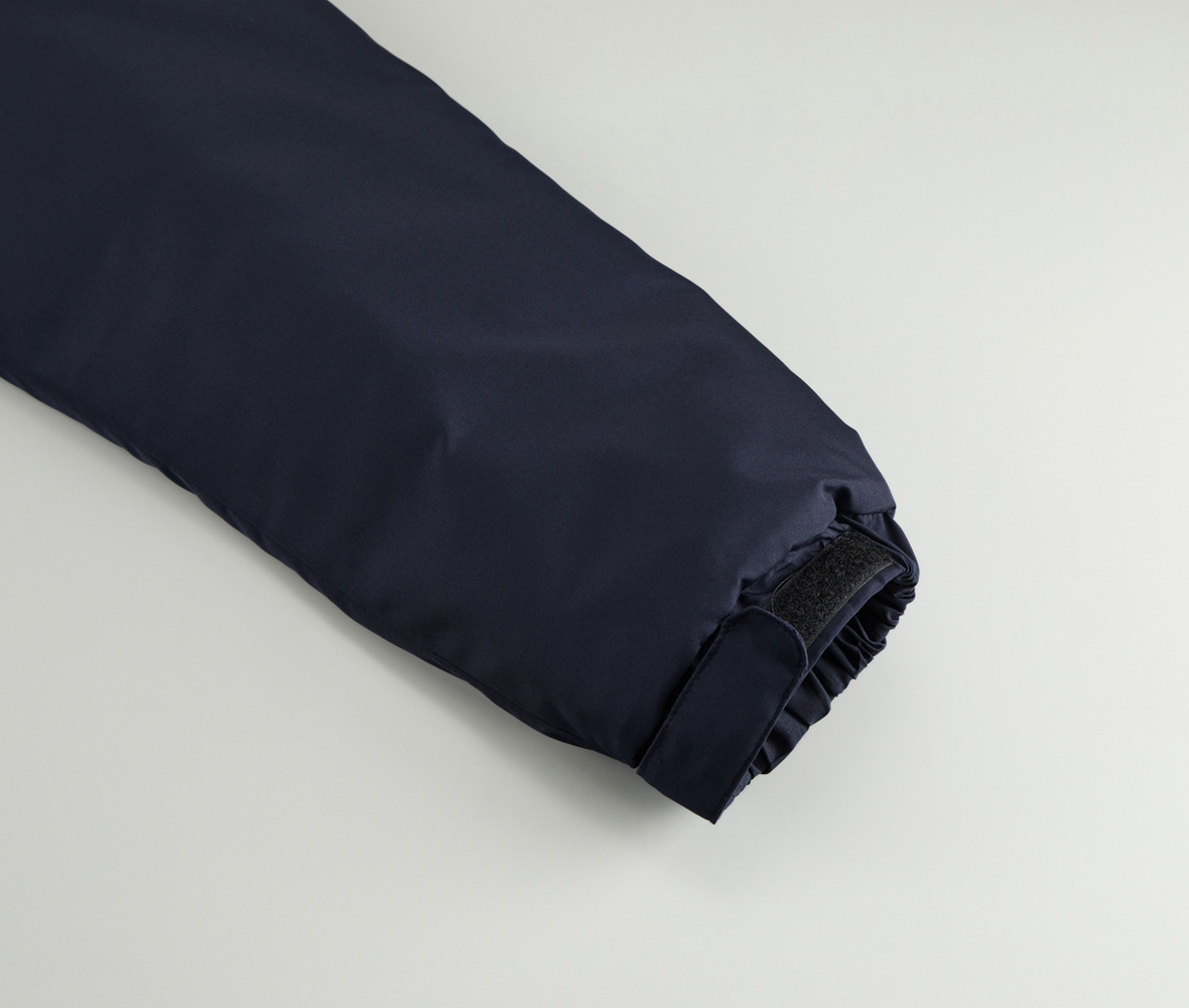 袖口はシャーリングと面ファスナー仕様