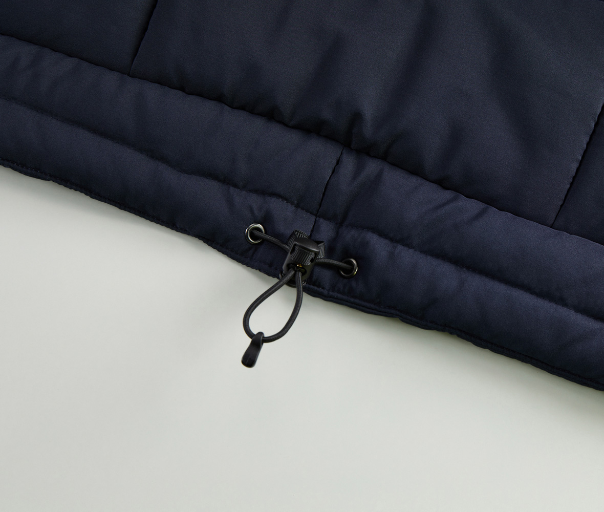 裾口には風の侵入やウェアのバタつきを調整できるドローコード付き