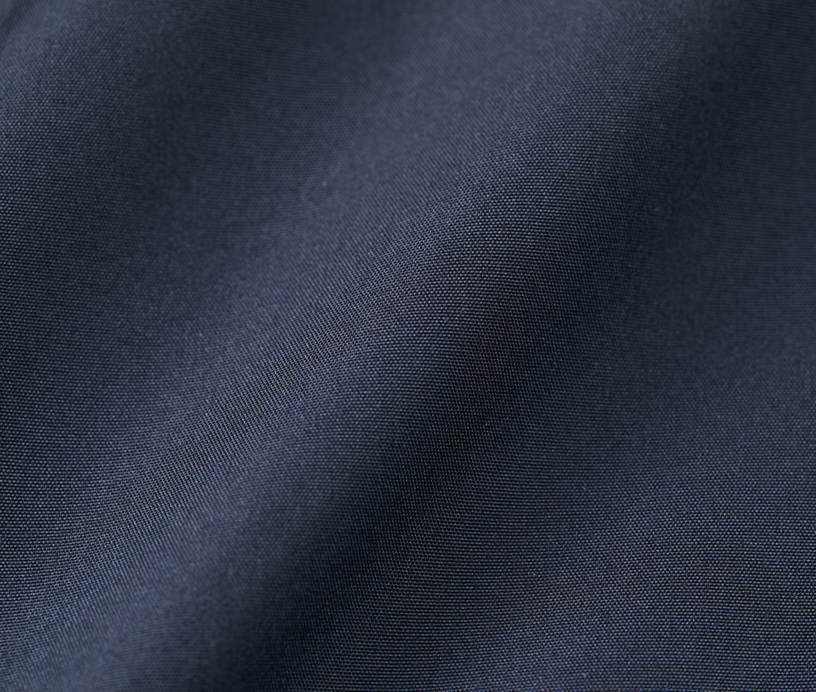 表地にはアクリルコーティングを施すことでハリ感を演出