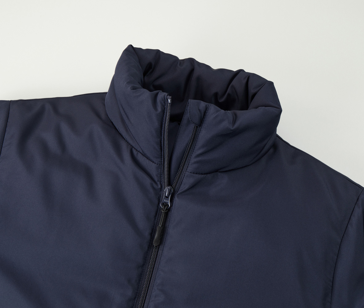 首もとは風の侵入を防ぐスタンドネック仕様、チンガード付き