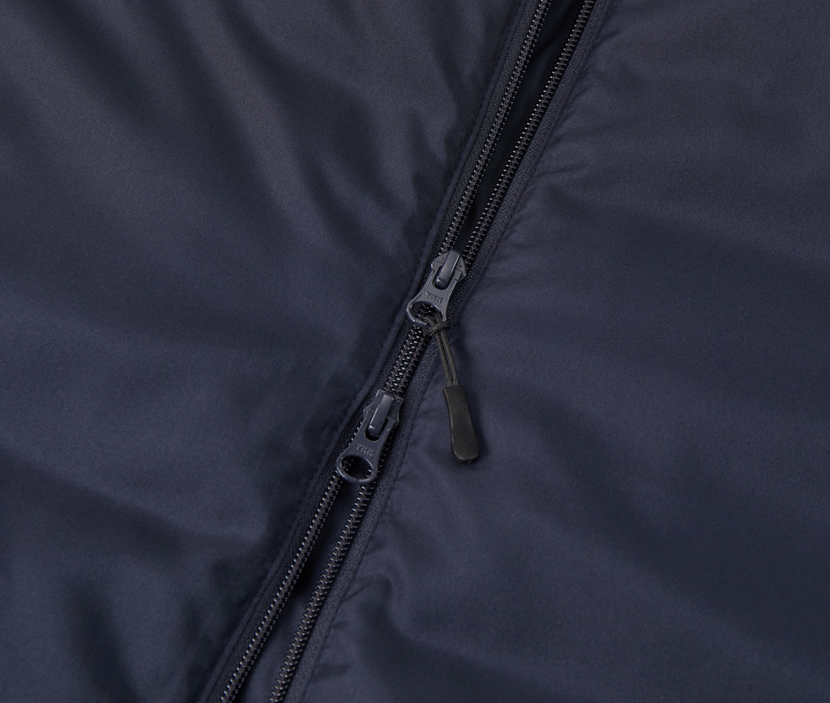 ファスナーはYKK社製 DALH型ダブルスライダー仕様、引き手にはジッパータブ付き