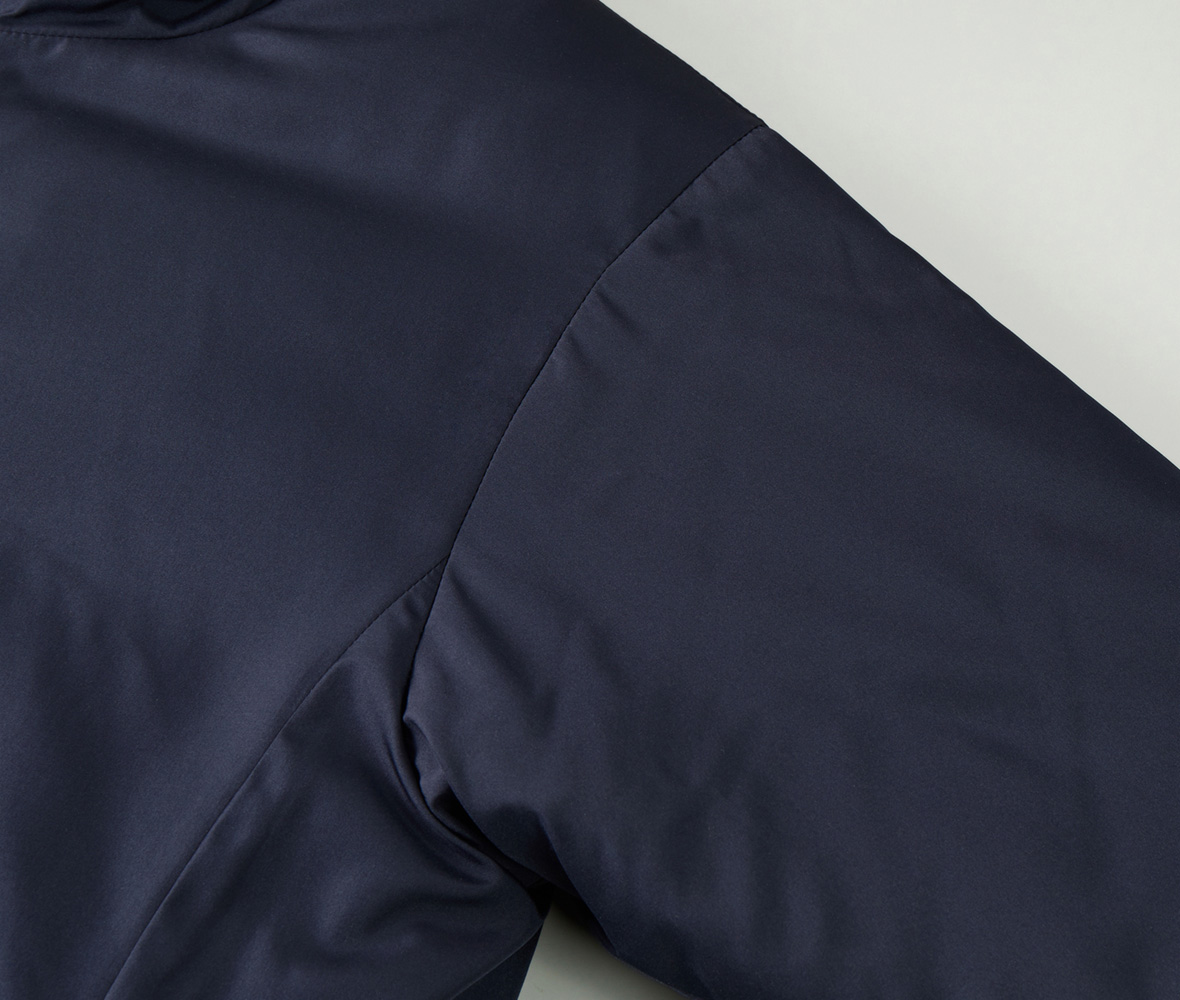 袖付けはセットインスリーブ仕様