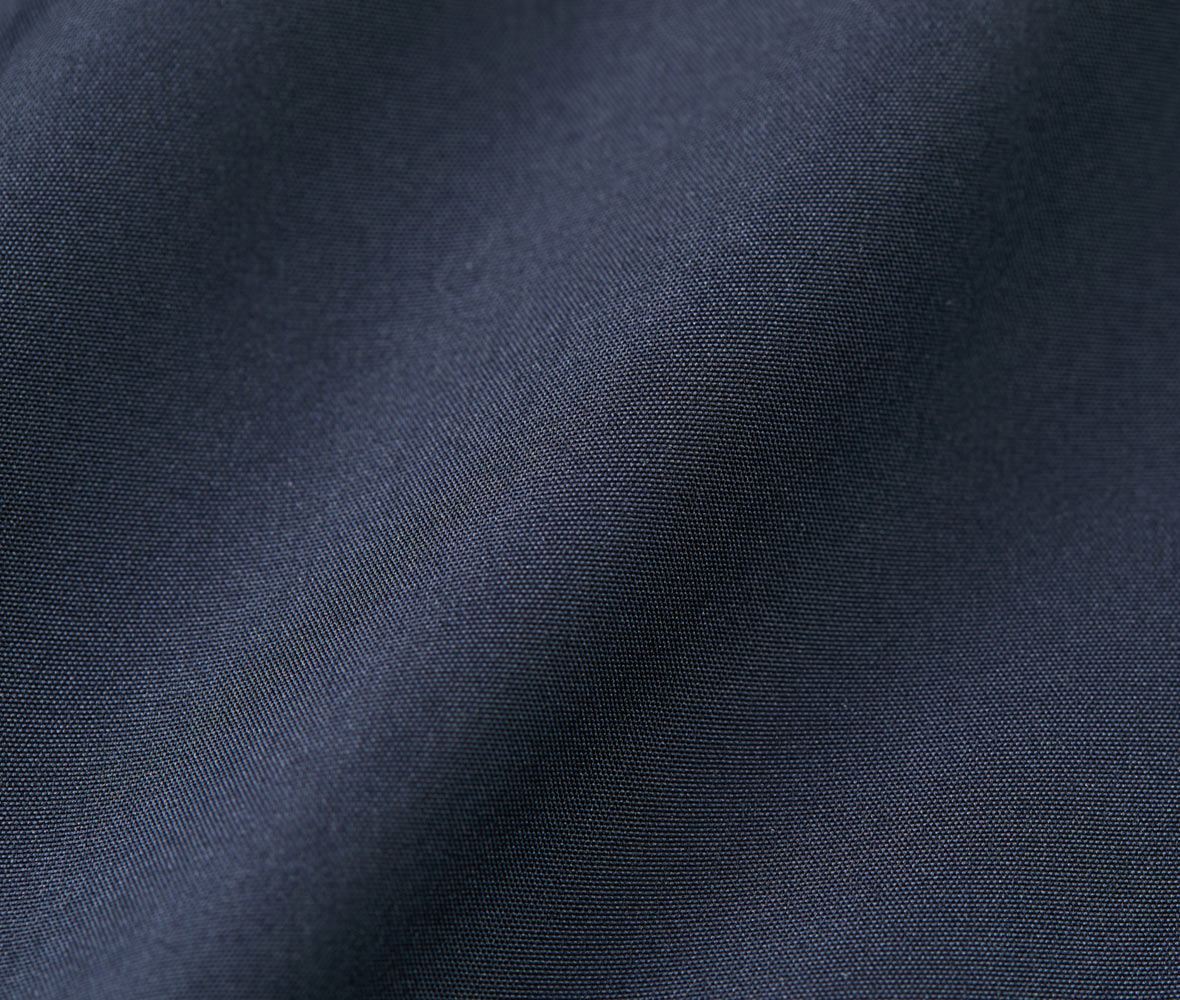 表地にはアクリルコーティングを施すことでハリ感を演出