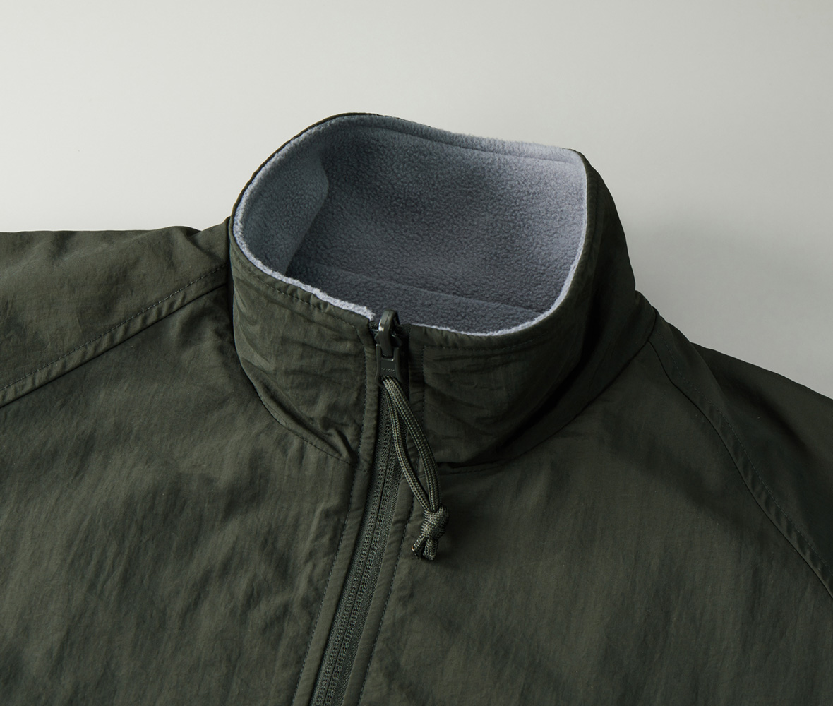 襟はスタンドカラーで首もとまであたたかい仕様