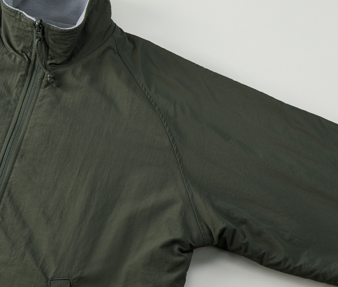 袖付けはラグランスリーブ仕様