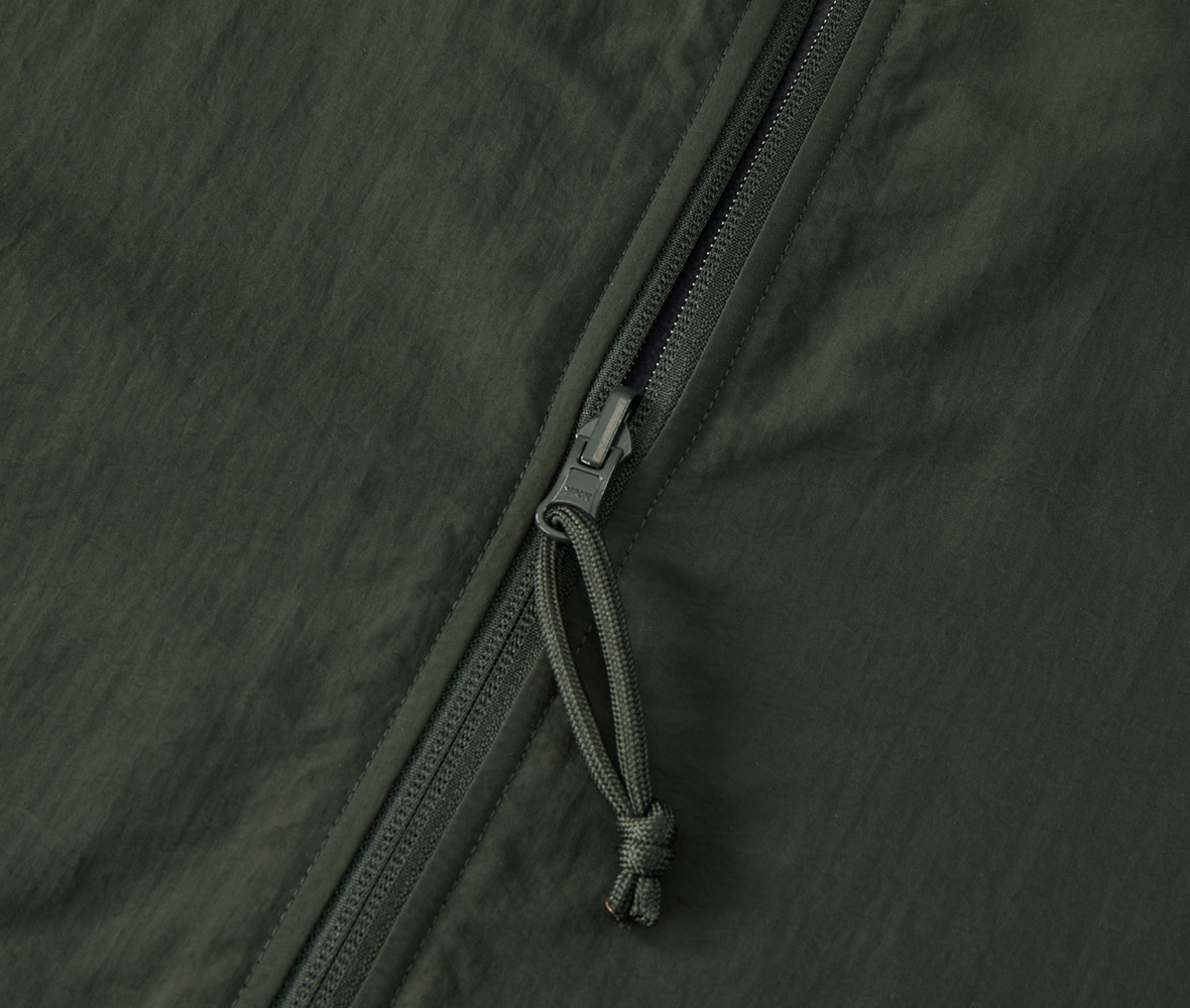 ファスナーはYKK社製 回転オートマチックスライダー仕様、パラコードの引き手はナイロン面と身頃同色