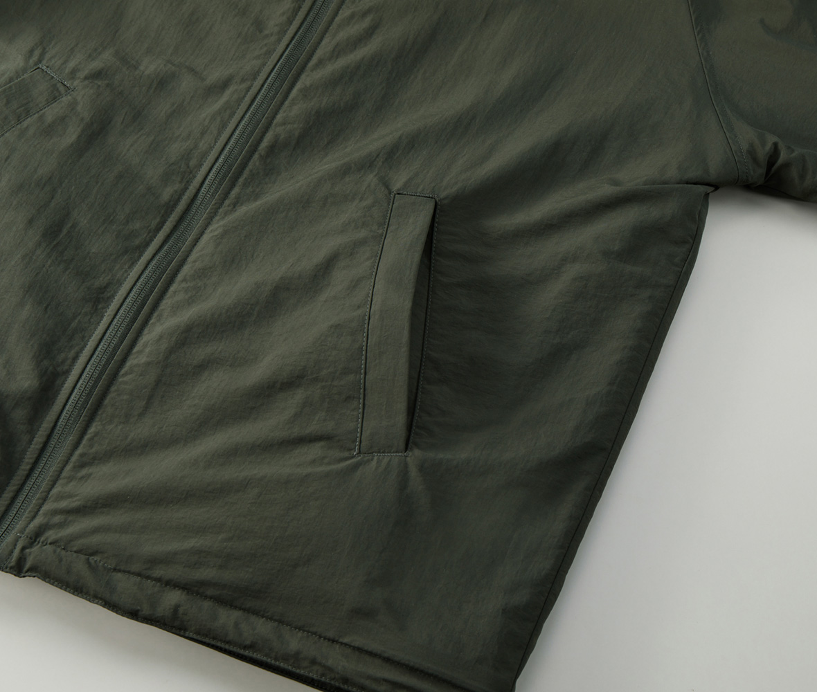 サイドには片玉縁ポケット付き（ナイロン面）