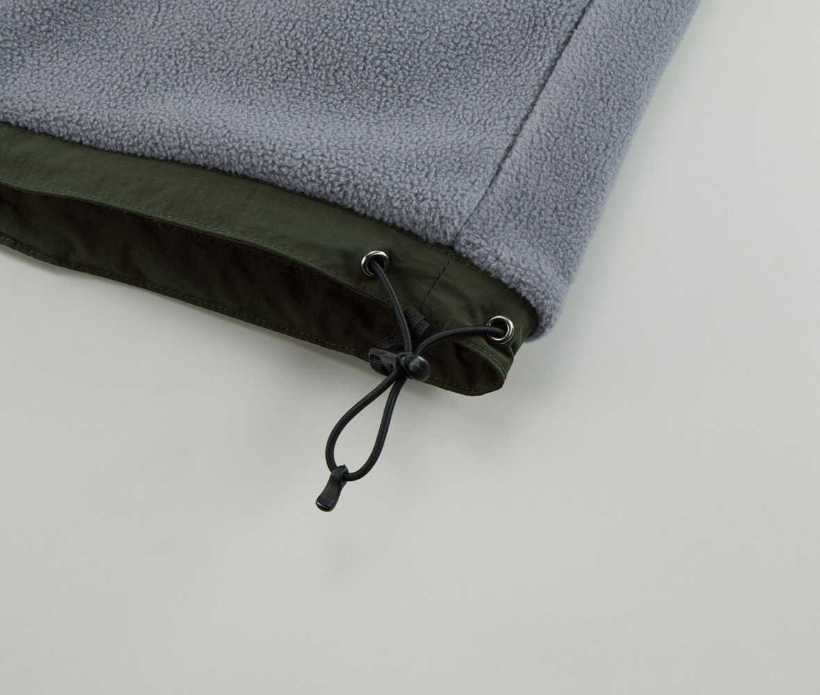 裾口には風の侵入やウェアのバタつきを調整できるドローコード付き