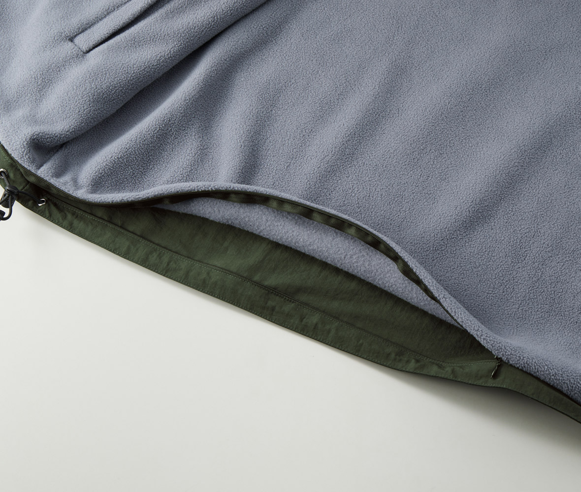 フリース面の裾部分にはプリント加工に便利なコンシールファスナー付き