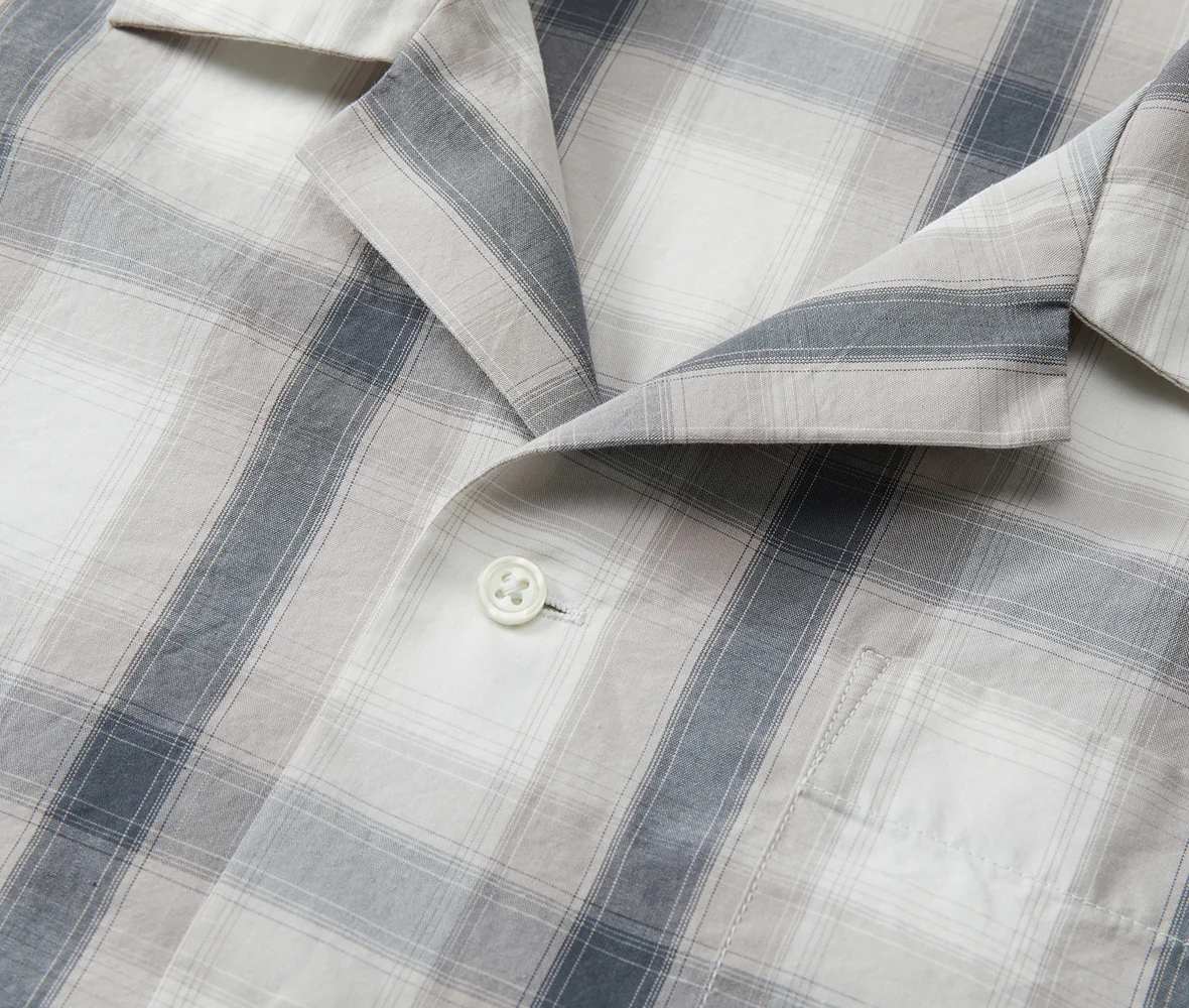 1008.ホワイト/グレーには乳白色のシェル調ボタンを使用