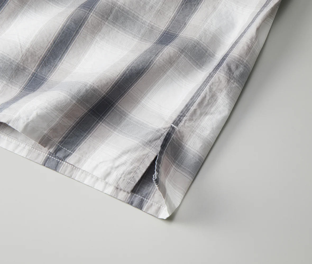 左右の裾脇にはスリット入り