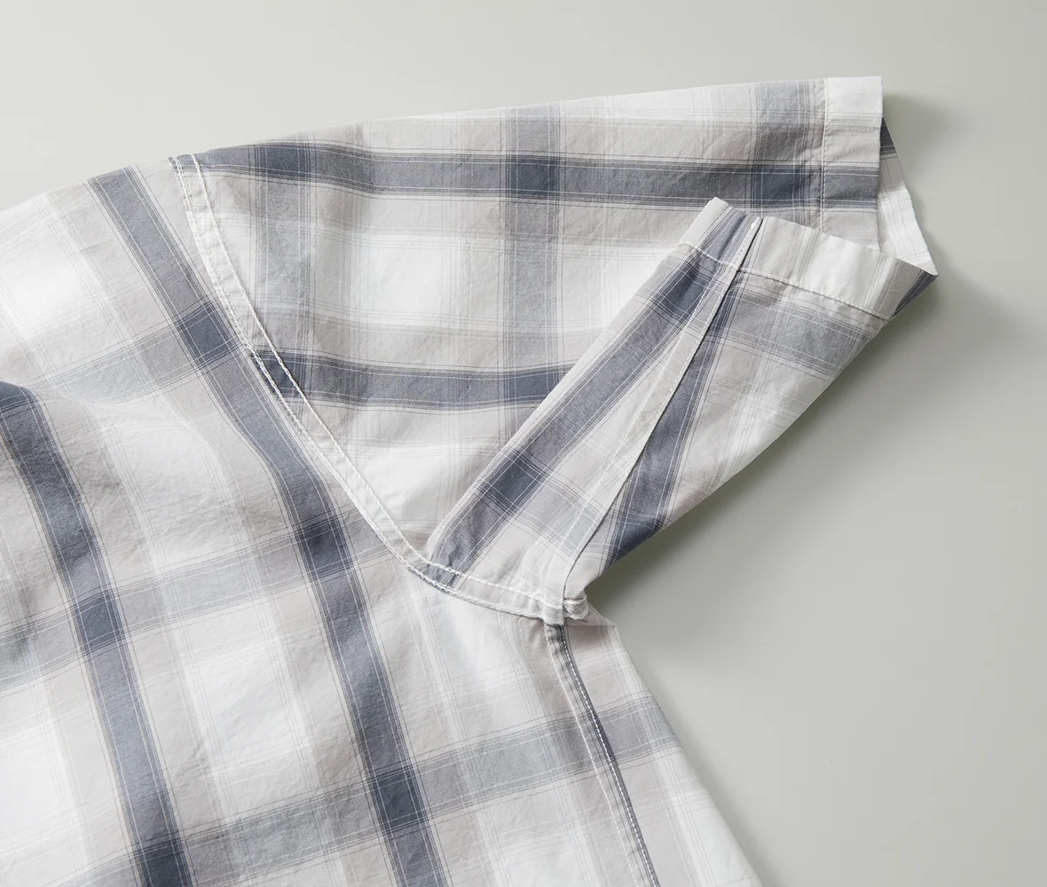 裏返しにした袖下～脇のシームラインのアップ、丈夫な折り伏せ縫い始末