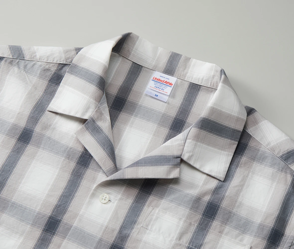 襟はオープンカラー