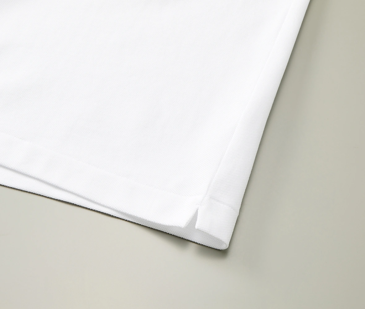 左右の裾脇にはスリット入り